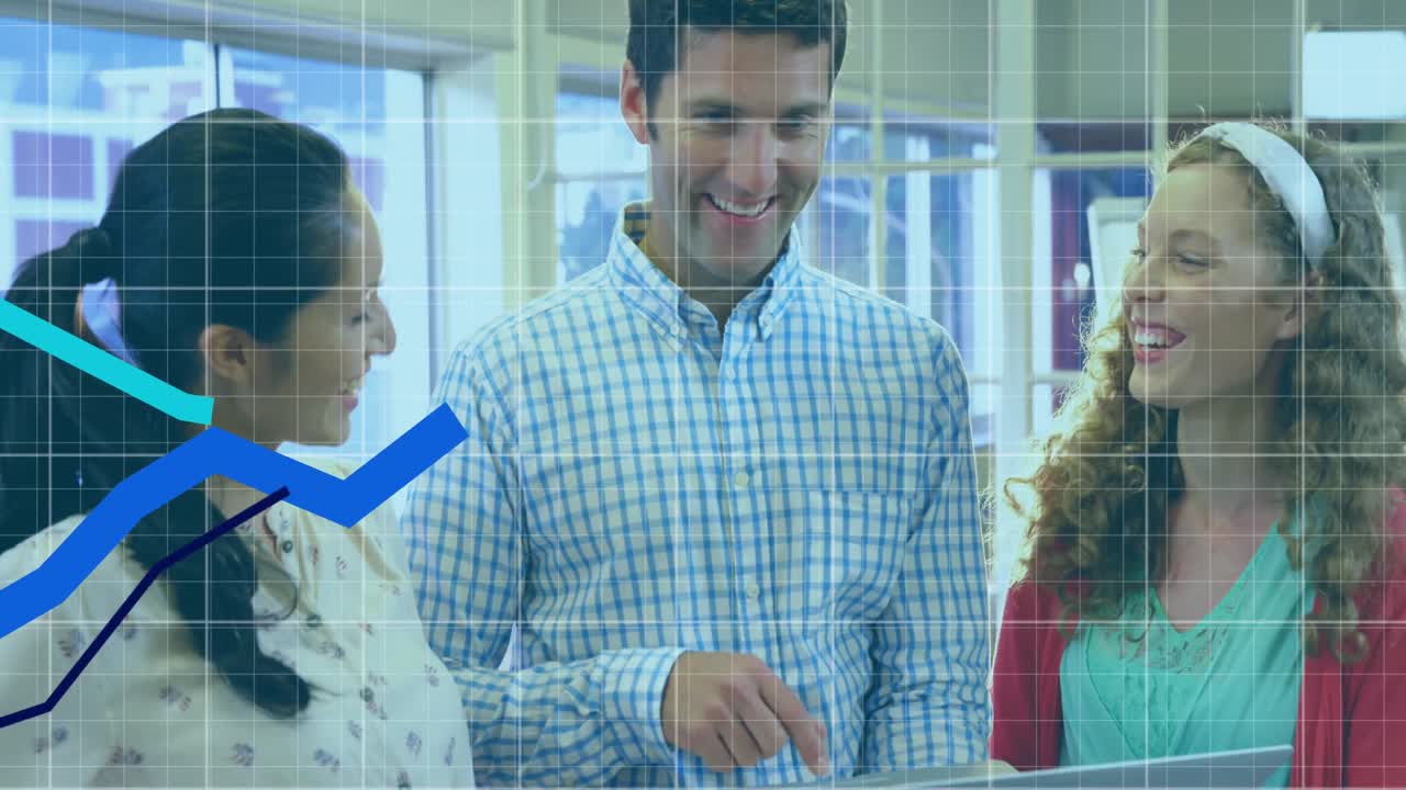 animación del procesamiento de datos en diversas personas de negocios que utilizan computadora