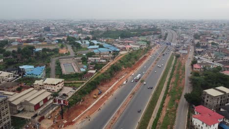 Coches-Circulando-Por-Una-Carretera-De-Un-Asentamiento-Suburbano-En-Lagos-Nigeria