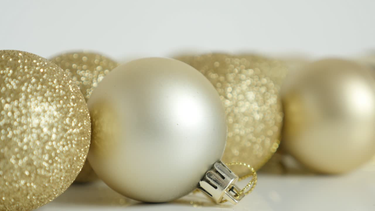 Primo piano di palline di Natale dorate assortite, filmato 4K