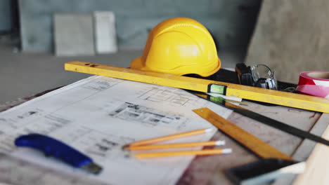 herramientas y planos del sitio de construcción