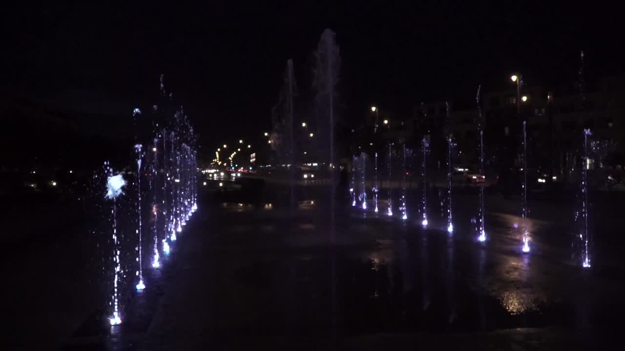 hermoso con una fuente colorida con luces intermitentes