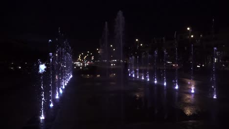 hermoso con una fuente colorida con luces intermitentes