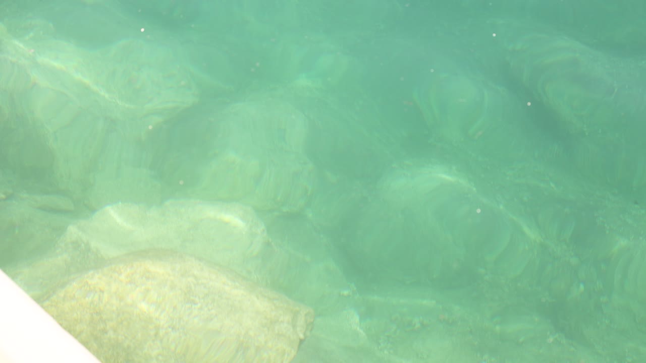 은 물에서 바위 위로 움직이는 파도