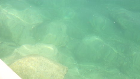 olas que se mueven sobre las rocas en agua clara