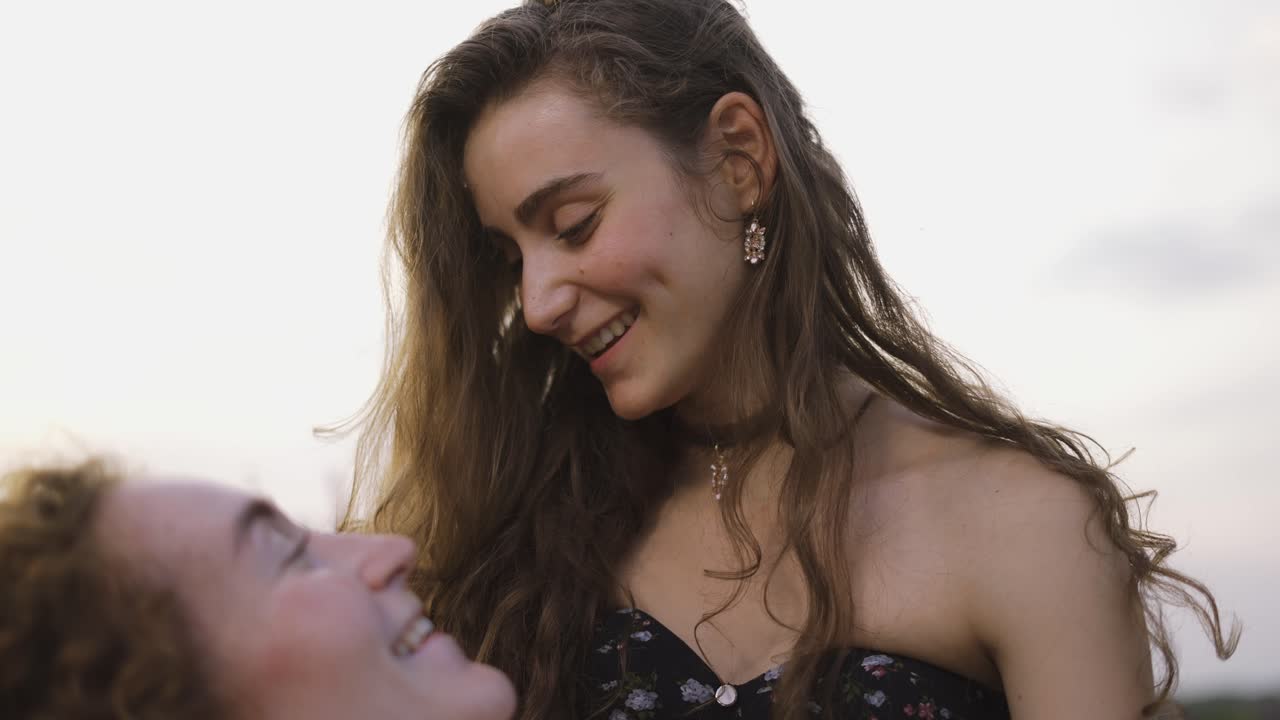 라벤더  ⁇  사이에서 곱슬머리 여성 연인, 포옹, 함께 시간을 즐기고