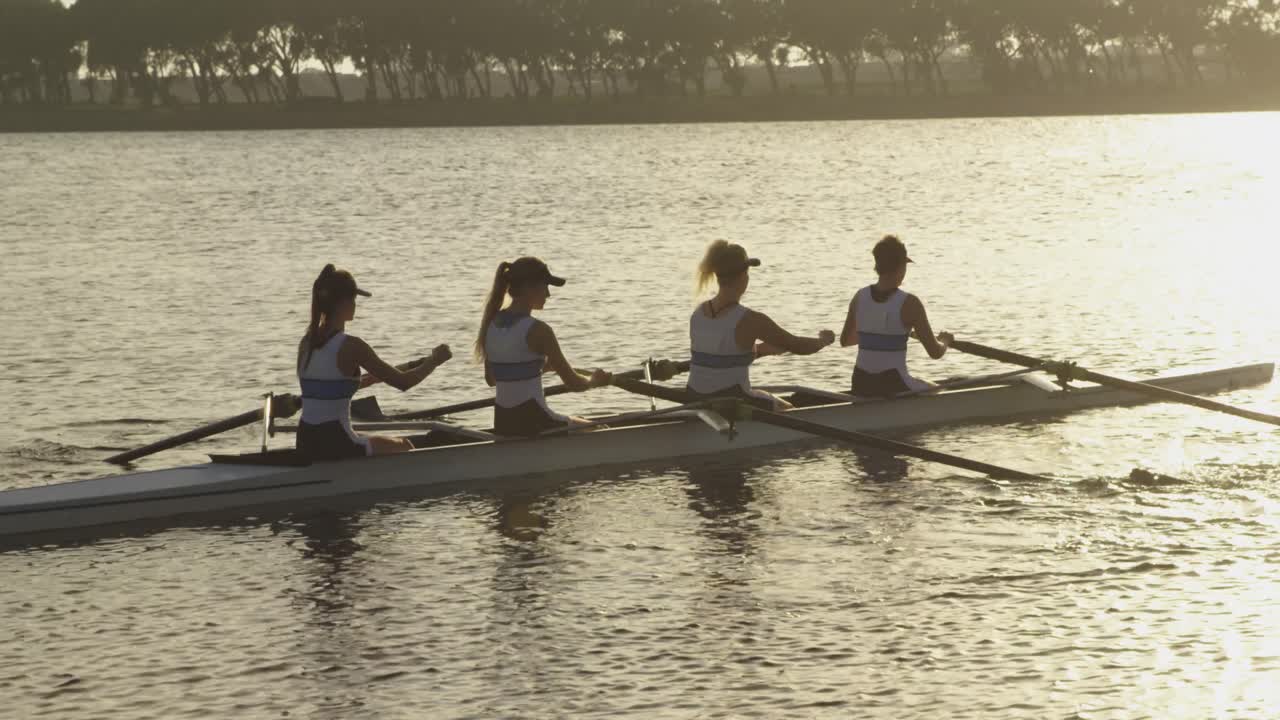 여자 로잉 팀 이 강 에서 훈련 하고 있다