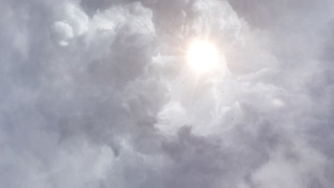 el sol brilla entre las nubes, nube cumulus