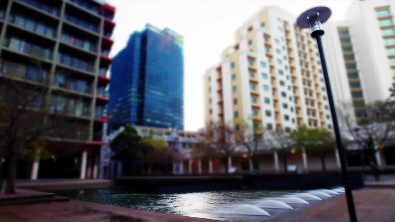 Animación de tráfico rodado y paisaje urbano en movimiento rápido.