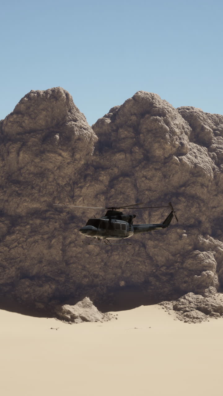 Elicottero militare che vola sopra il paesaggio desertico