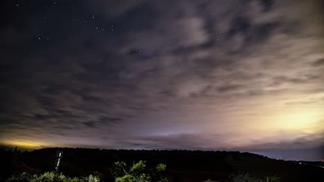 lapso de tiempo de las nubes sobre la ciudad