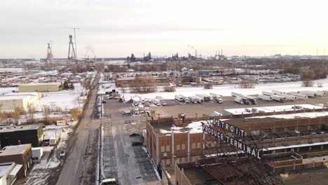 toma aérea ascendente de la industria de detroit durante un frío día de invierno con un paisaje cubierto de nieve, estableciendo toma