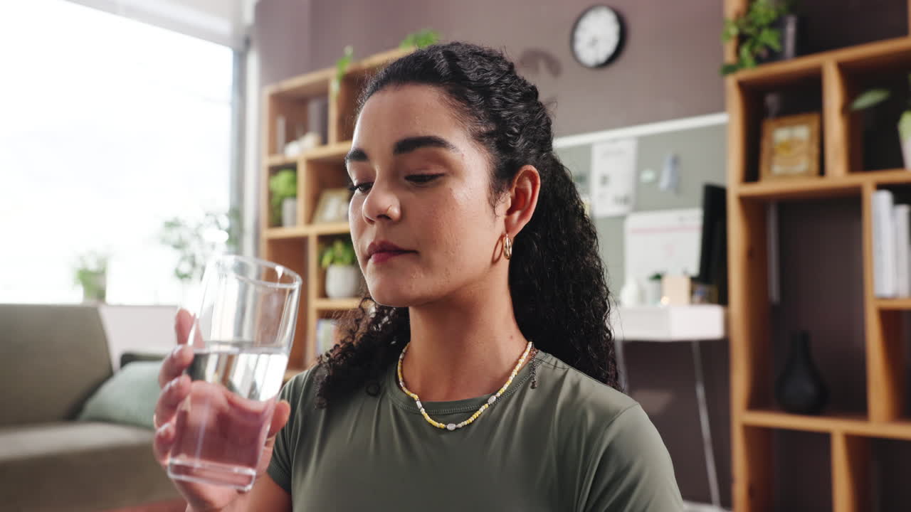 mujer bebiendo un vaso de agua
