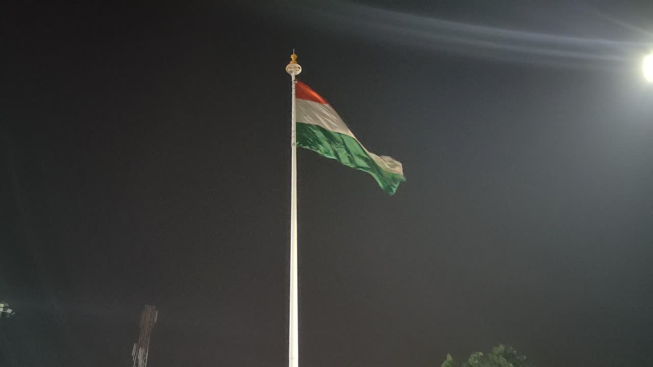 인도 삼색 국기 는 바람 에 부풀어 오르는 높은 기둥 에 띄워져 있다