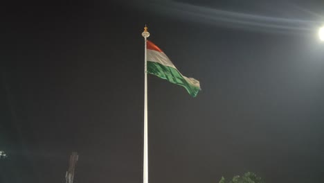 Bandera-Nacional-Tricolor-India-Izada-En-Un-Poste-Alto-Ondeando-En-La-Brisa