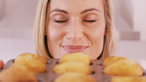 cerca de una mujer rubia satisfaciendo de sus pasteles