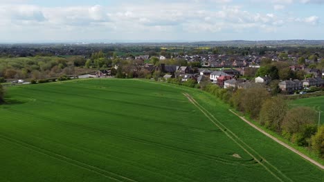 Vista-Aérea-Descendiendo-A-Través-De-La-Aldea-Rural-Británica-Rodeada-De-Campos-De-Cultivo,-Cheshire,-Inglaterra