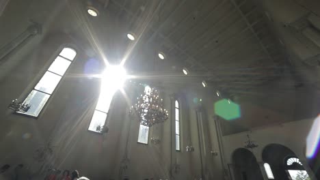 Sonnenlicht-Dringt-Durch-Die-Fenster-Der-Kirche