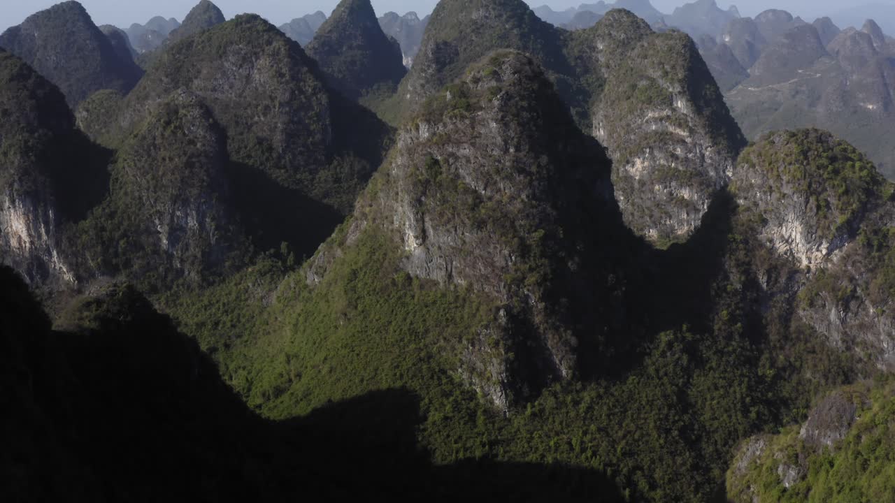 toma aérea inclinada de una cordillera aislada en yangshuo, china