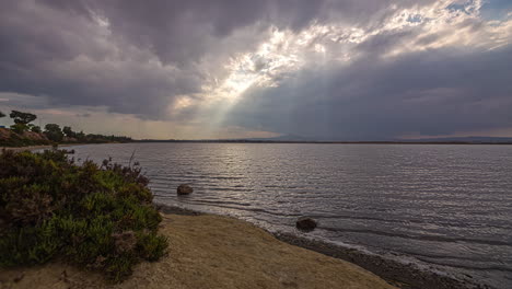 los rayos del sol penetran las nubes sobre el lago salado de larnica - lapso de tiempo