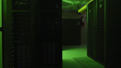 Grüne-Kontrollleuchten-Blinken-Bei-Der-Datenverarbeitung-Auf-Computerservern-Im-Technikraum