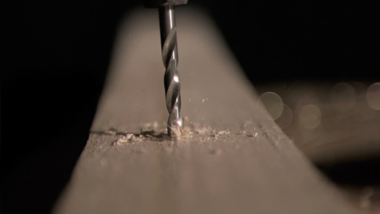 человек прокалывает в супер медленном движении деревянную доску