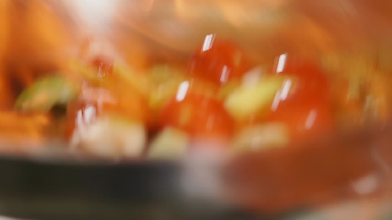 불로 채소를 요리하는 것