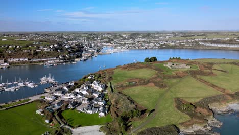 la vista desde arriba sobre un área más amplia giro en herradura del río bandon llegando a la ciudad de kinsale y creando una península con un antiguo fuerte de james