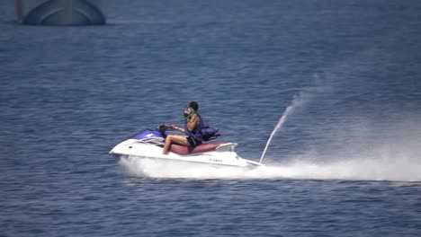 Joven-Encendiendo-Jetski-En-El-Mar-Mediterráneo-En-Acción-De-Cámara-Lenta