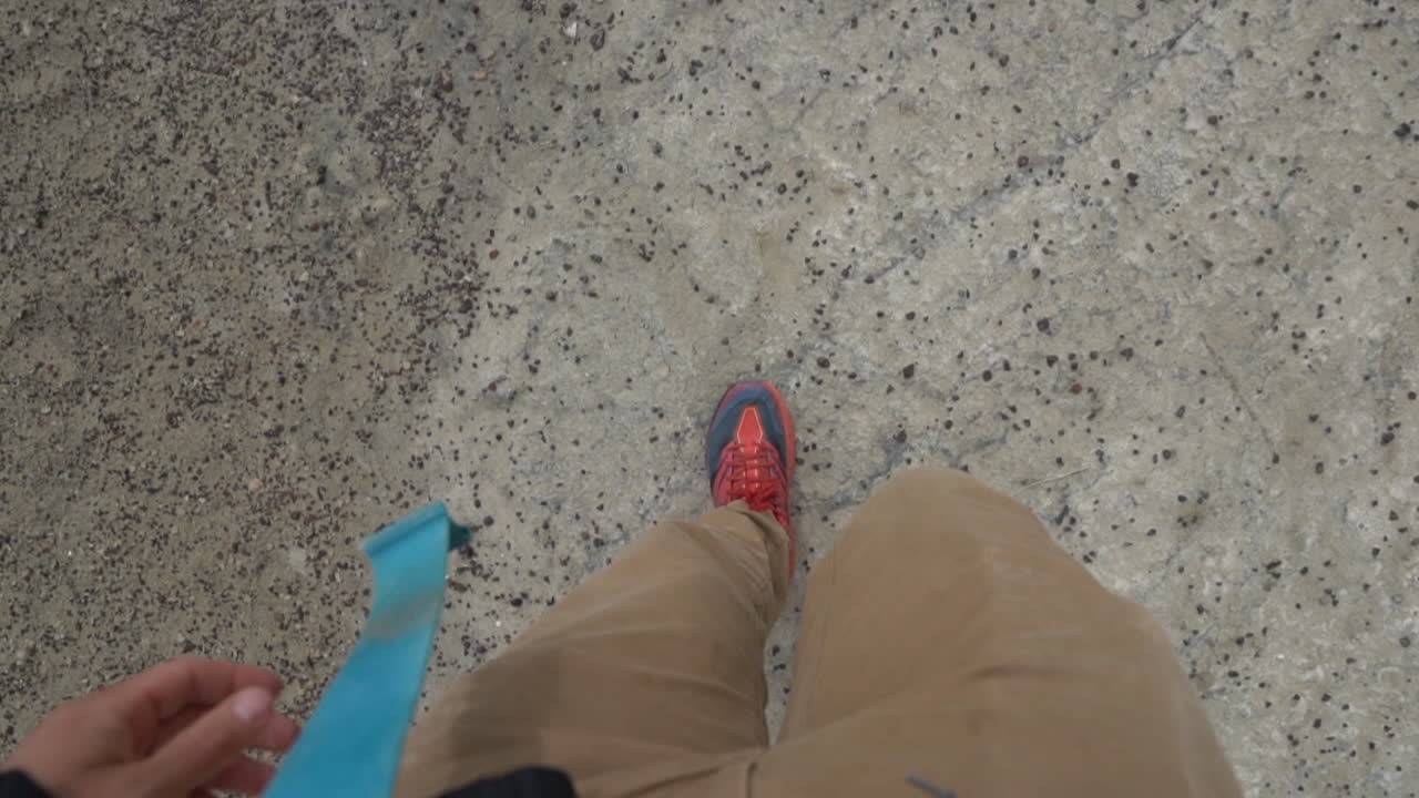 남성 다리와 발, 건조한 불모의 사막 땅을 걷고, 하향식 pov 풀 프레임 슬로우 모션