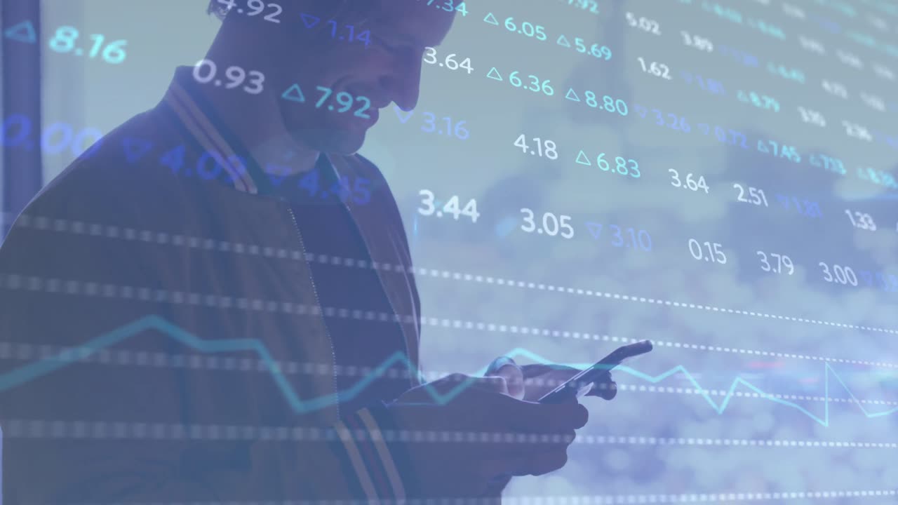 animación de tablero de negociación y patrón abstracto sobre hombre caucásico usando teléfono inteligente