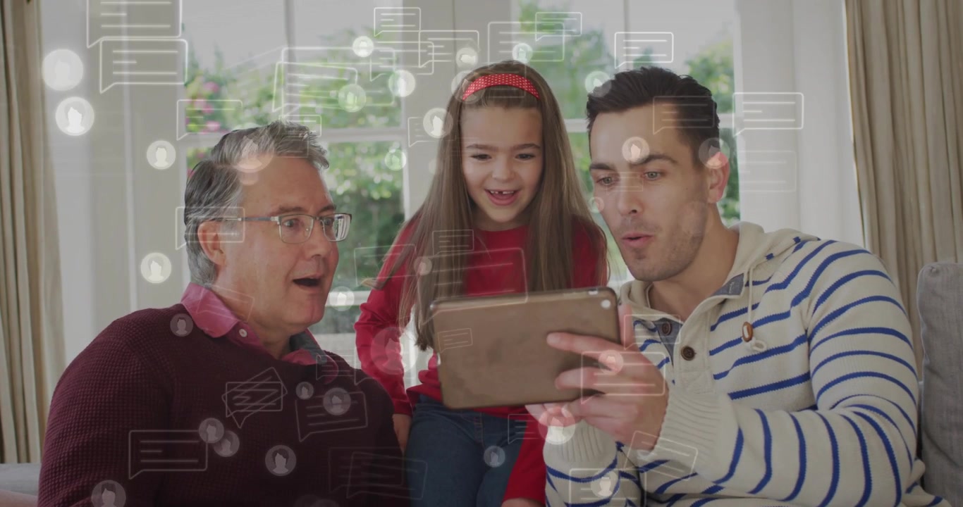 Padre tocando la tableta y compartiendo una sorpresa, la familia reacciona con iconos de chat tecnológico apareciendo sobre sus cabezas.