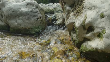 Wasserfluss-Des-Flusses-Sentino