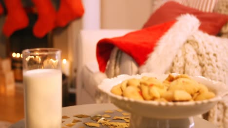 Weihnachtsplätzchen-Auf-Teller-Mit-Einem-Glas-Milch