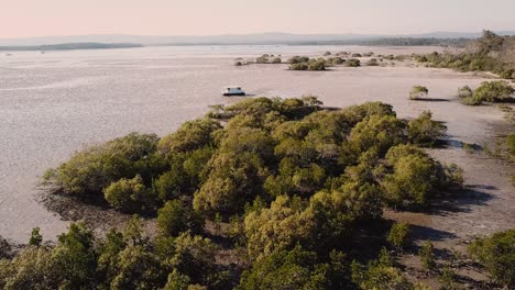 un barco abandonado tendido en una barra de arena después de que la marea se retiró de la bahía