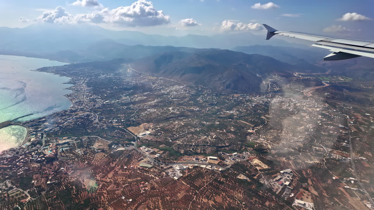 vista aérea de una ciudad costera en grecia