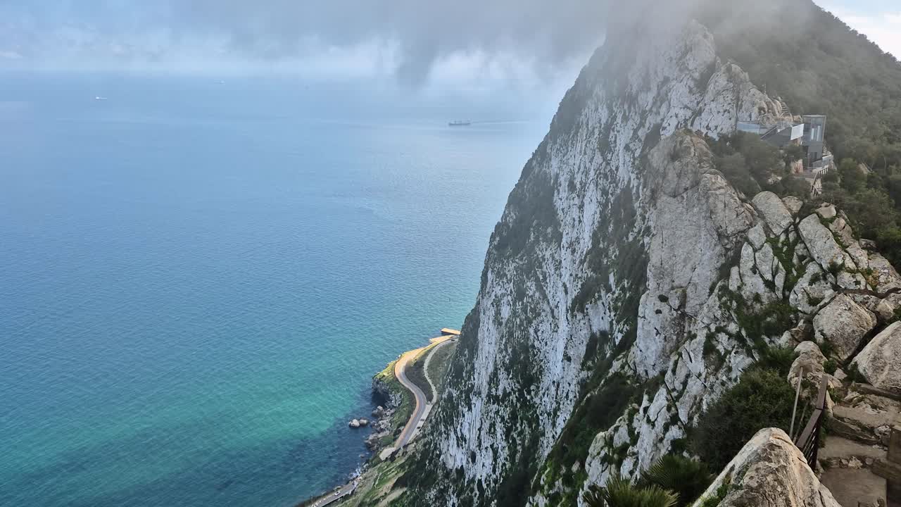 Rocca di Gibilterra con un drammatico movimento di nuvole e l'Oceano Atlantico sullo sfondo