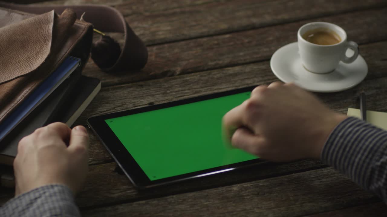 el uso de la tableta pc en modo paisaje en el hogar. estilo de vida causal