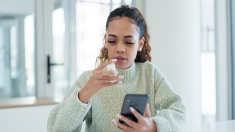 Zuhause,-Pillen-Und-Frau-Mit-Einem-Smartphone