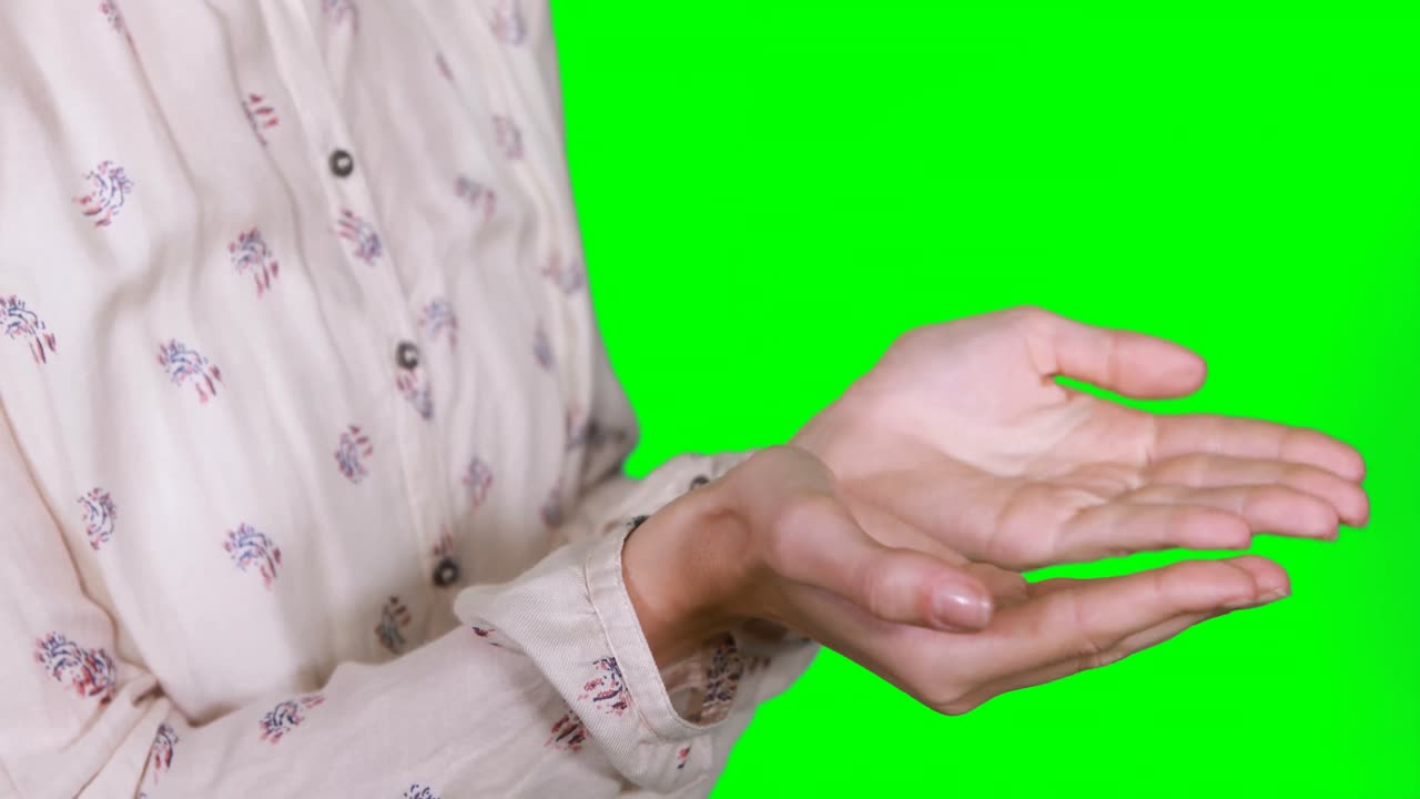 mujer fingiendo tocar un objeto invisible