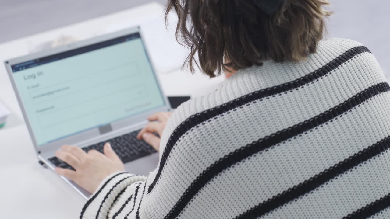 error de correo electrónico o contraseña.