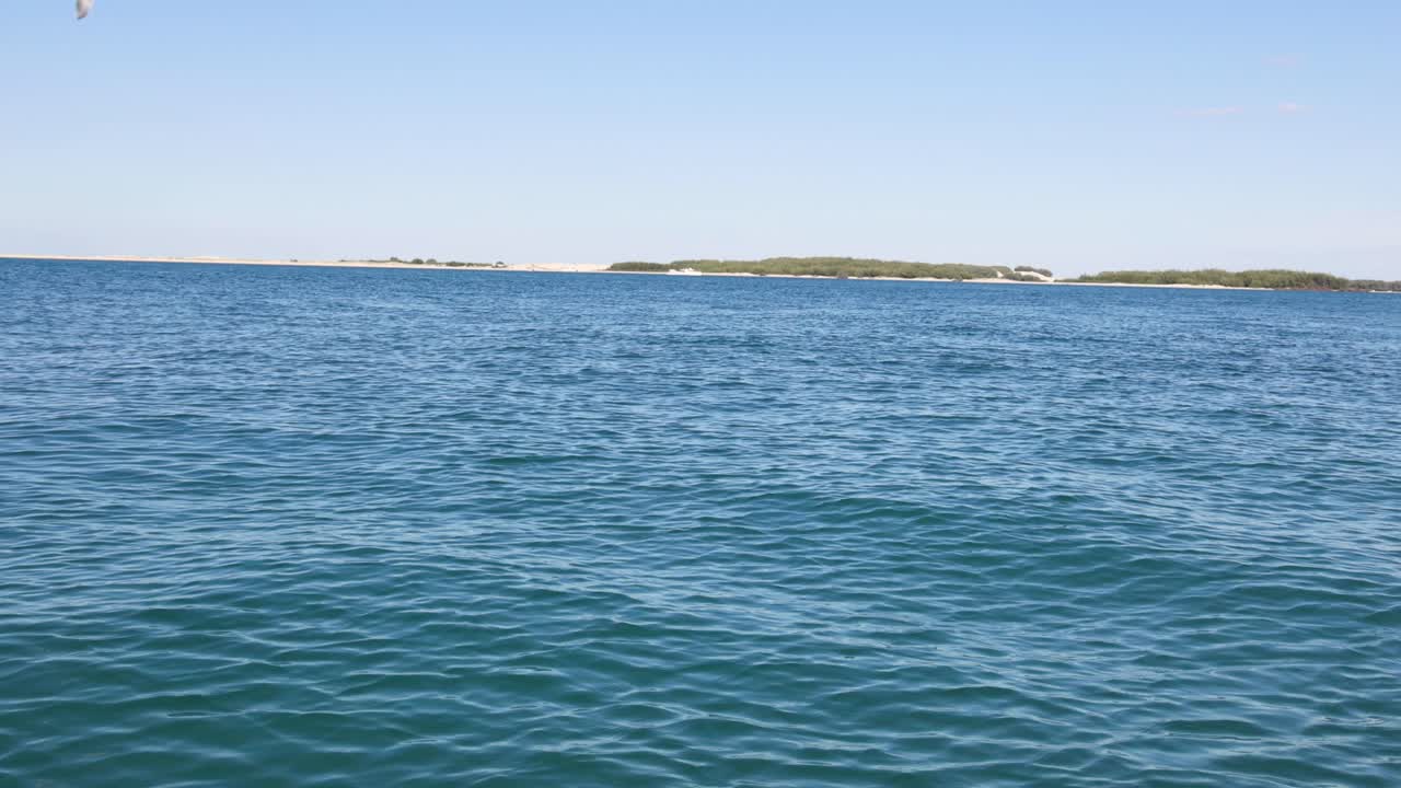 멀리 있는 섬들과 함께 평온한 바다 풍경