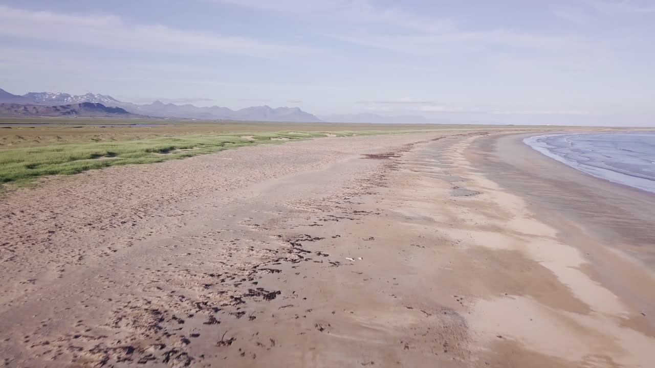 imágenes aéreas de una rara playa de arena dorada durante el verano soleado en la península de snaefellsness, islandia