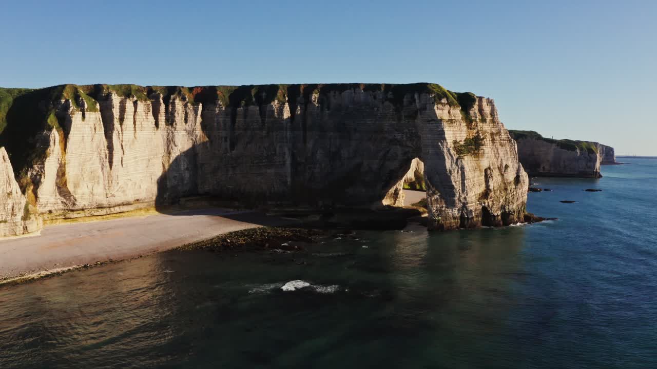 impresionantes acantilados costeros y el arco de etretat, francia