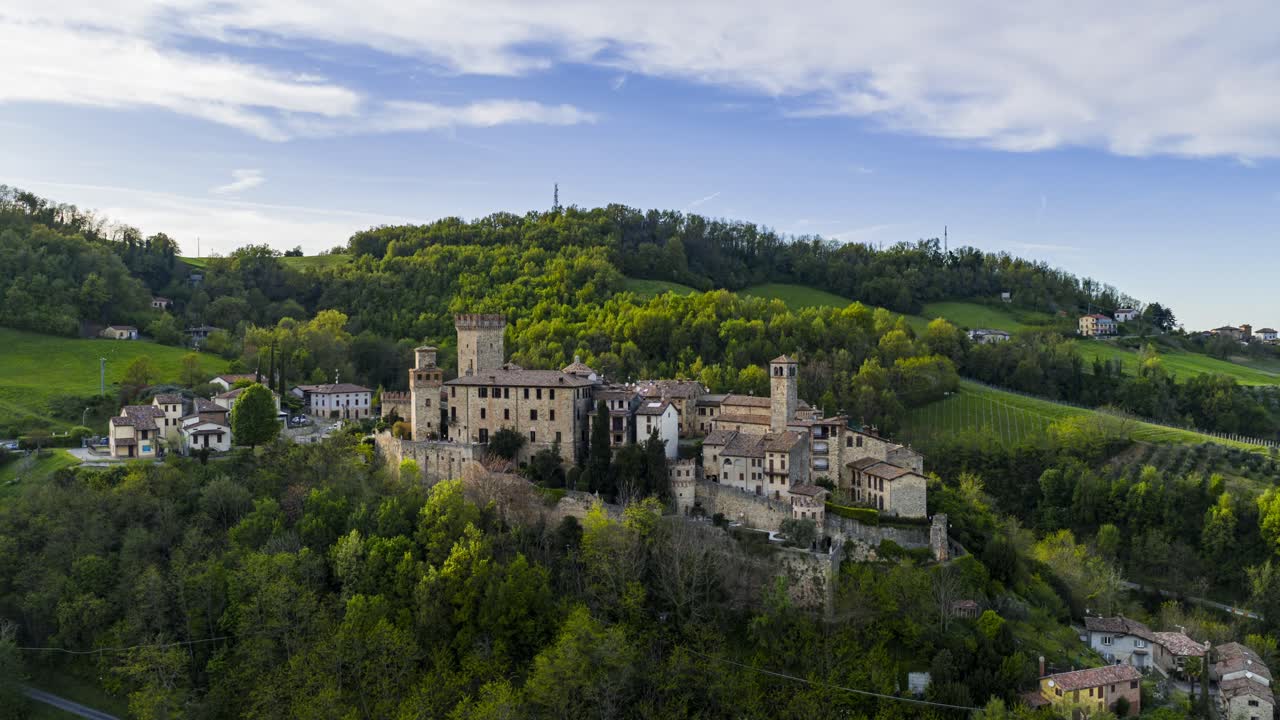 Vigoleno Castello, un borgo medievale e una fortezza, arroccato su un fianco di collina circondato da rigogliose foreste verdi