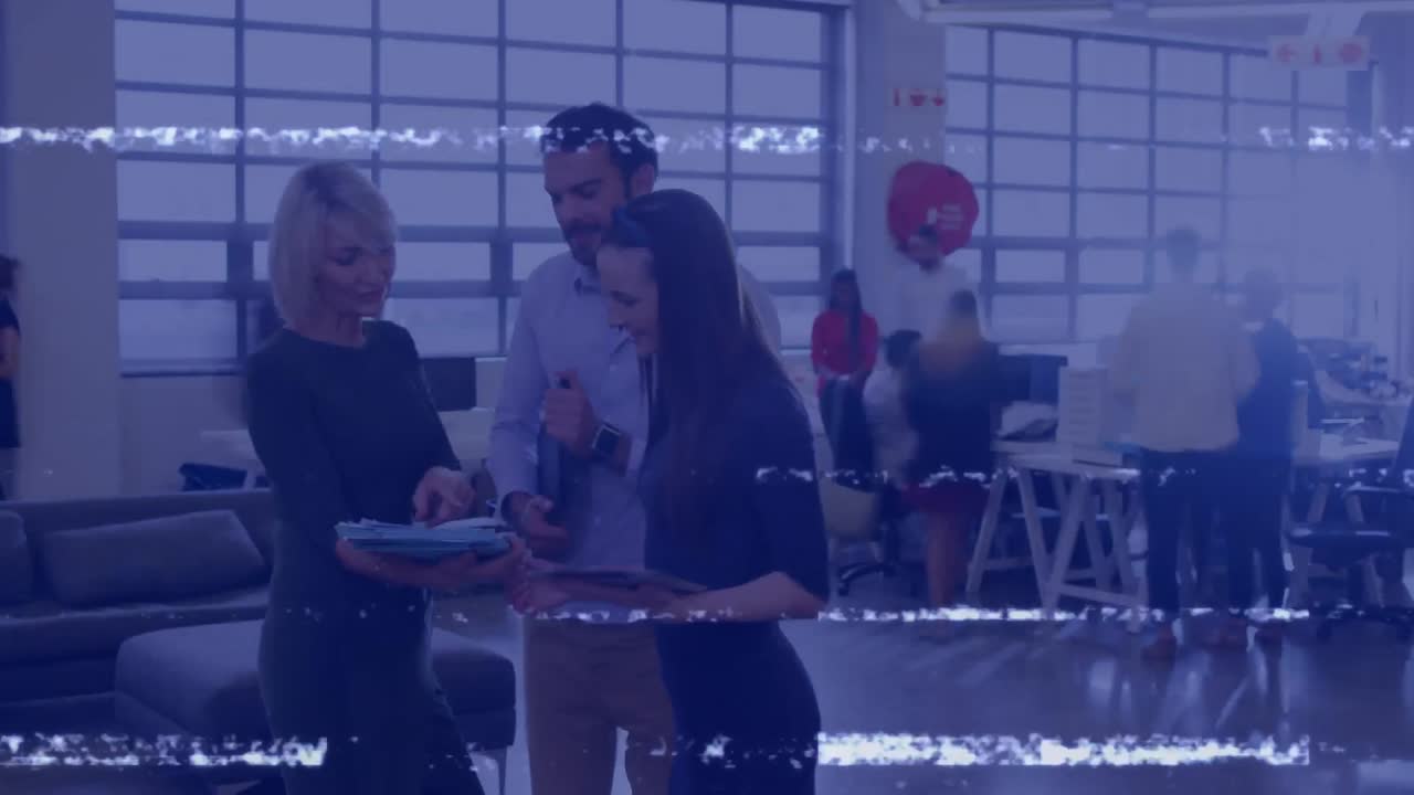 태블릿을 사용하는 다양한 사업가들에 대한 간섭의 애니메이션