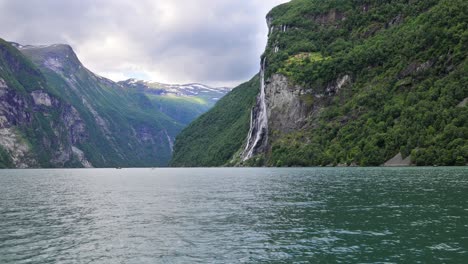 Fiordo-De-Geiranger,-Cascada-Siete-Hermanas.-Hermosa-Naturaleza-Paisaje-Natural-De-Noruega.