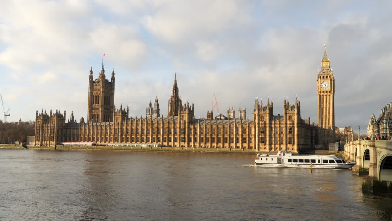 Giro in barca sul Tamigi con il Palazzo di Westminster e l'iconica torre dell'orologio, il Big Ben a Londra, Inghilterra. - campo lungo