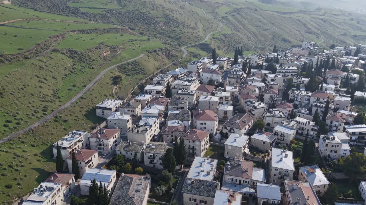 Manzaralı yamaç köyünün havadan görünümü