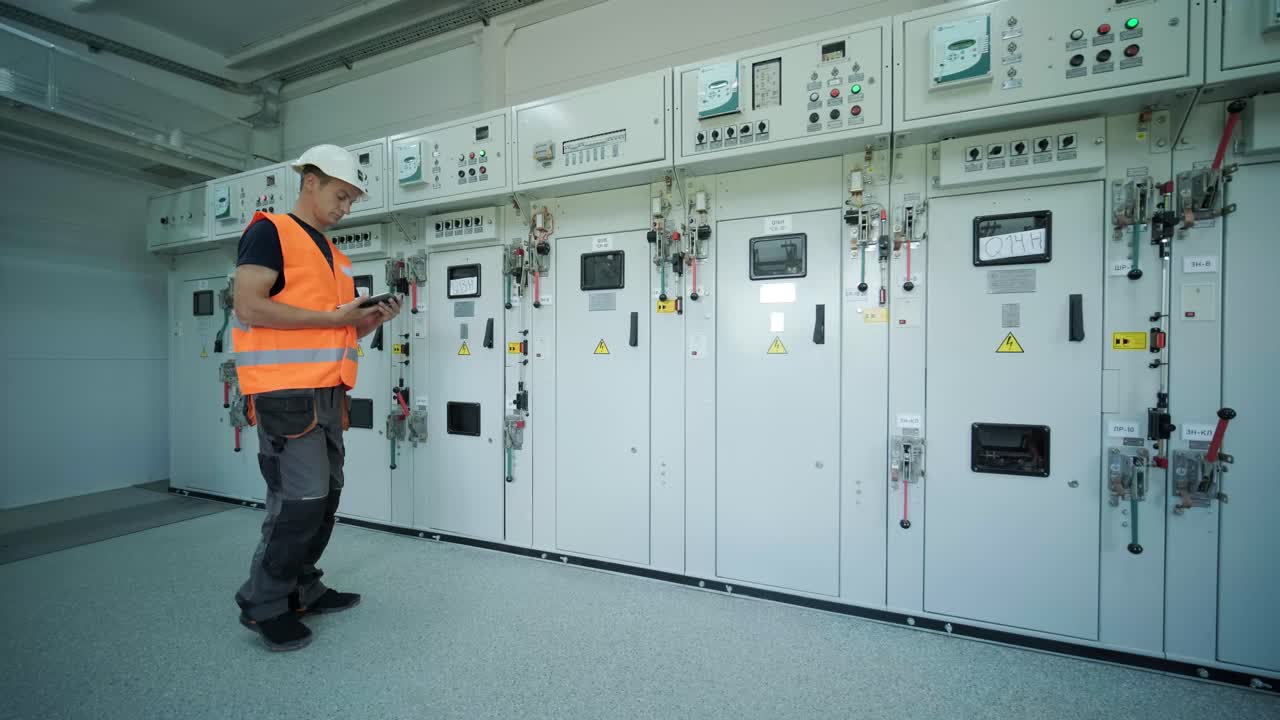 los ingenieros eléctricos inspeccionan los sistemas eléctricos en el gabinete de control de equipos