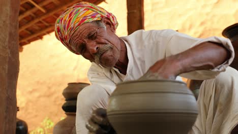 El-Alfarero-En-El-Trabajo-Hace-Platos-De-Cerámica.-India,-Rajastán.